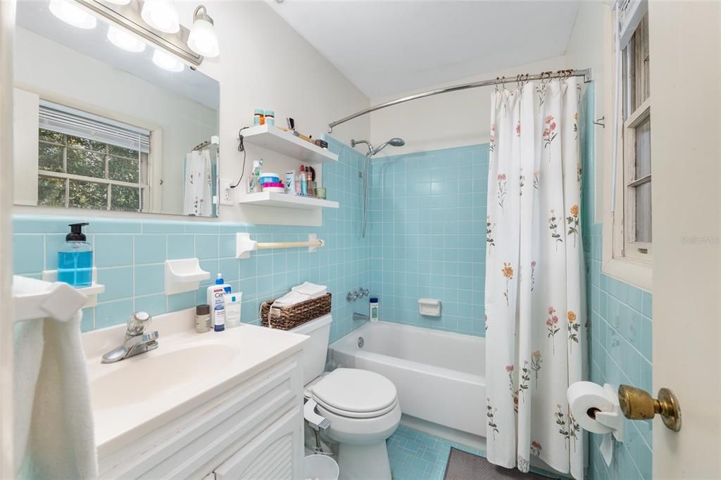 Activo con contrato: $359,900 (3 camas, 2 baños, 1421 Pies cuadrados)