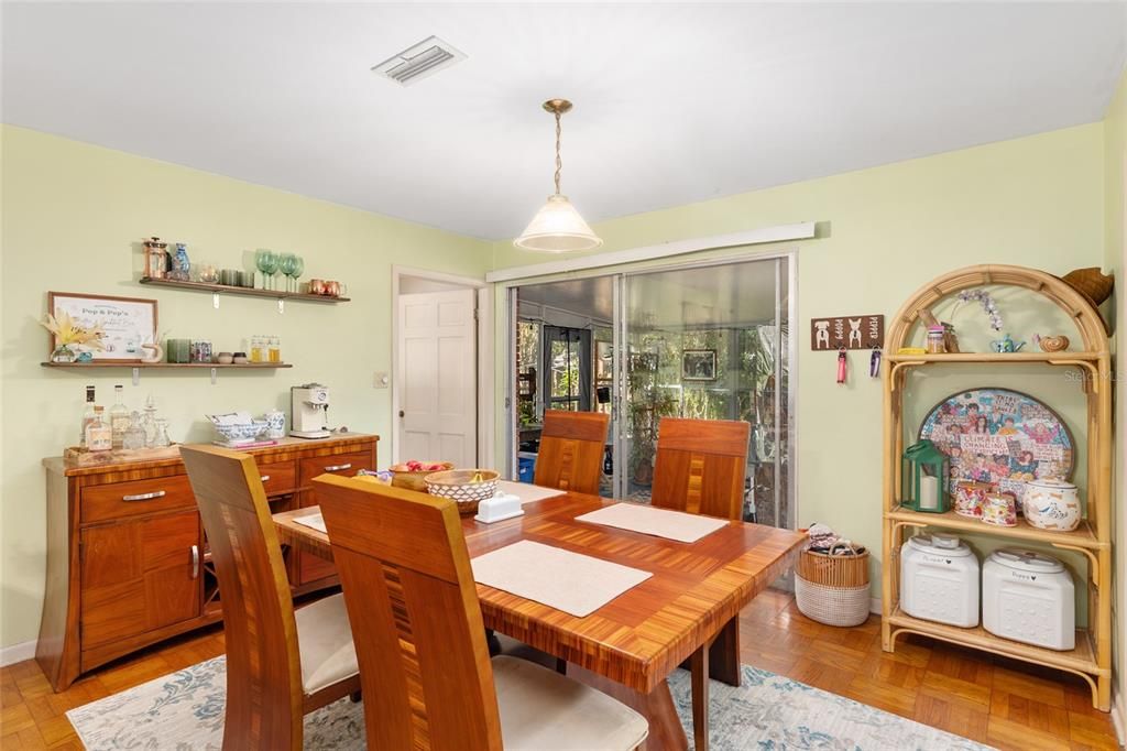 Activo con contrato: $359,900 (3 camas, 2 baños, 1421 Pies cuadrados)