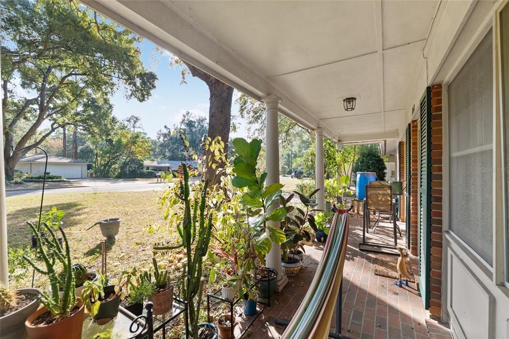 Activo con contrato: $359,900 (3 camas, 2 baños, 1421 Pies cuadrados)