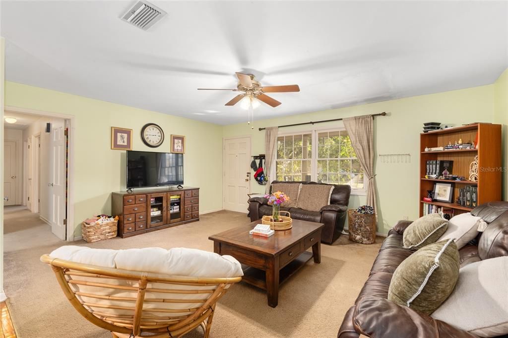 Activo con contrato: $359,900 (3 camas, 2 baños, 1421 Pies cuadrados)