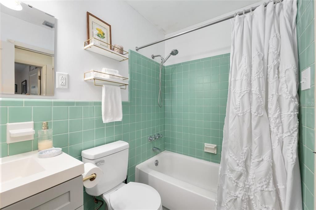 Activo con contrato: $359,900 (3 camas, 2 baños, 1421 Pies cuadrados)