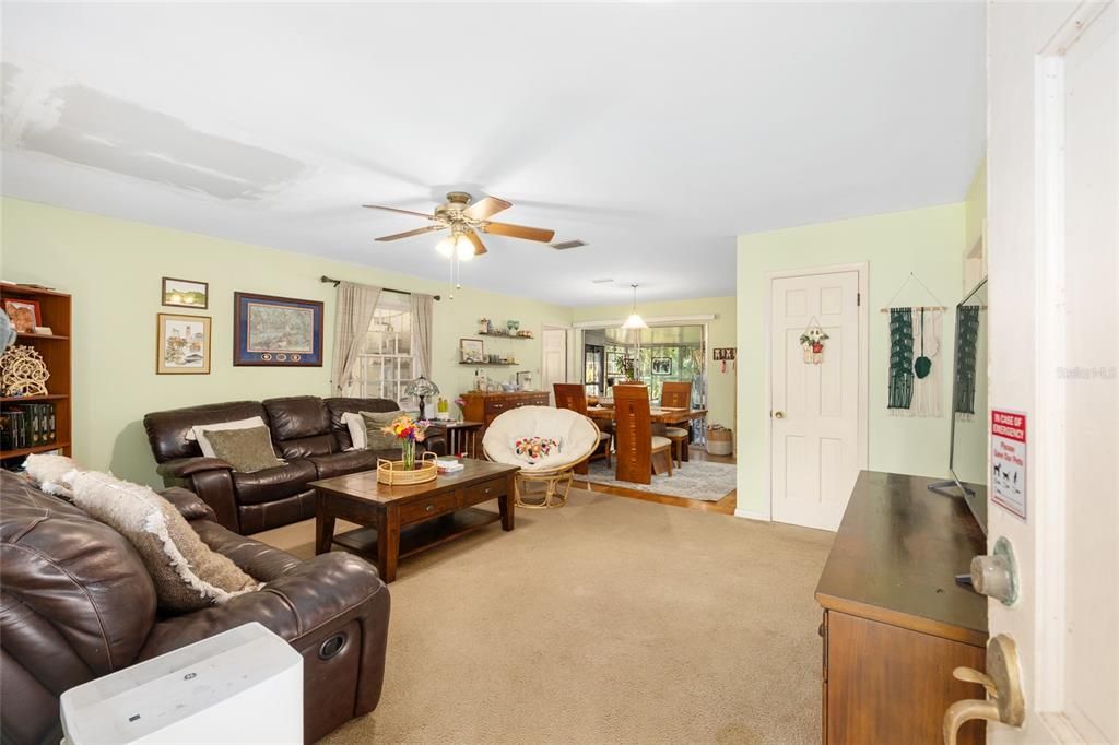 Activo con contrato: $359,900 (3 camas, 2 baños, 1421 Pies cuadrados)