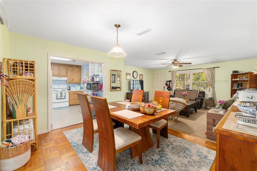 Activo con contrato: $359,900 (3 camas, 2 baños, 1421 Pies cuadrados)