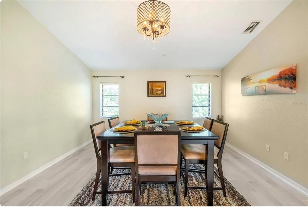 Под контрактом: $305,000 (3 спален, 2 ванн, 1772 Квадратных фут)