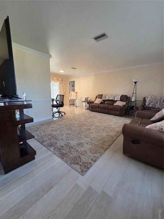 Под контрактом: $305,000 (3 спален, 2 ванн, 1772 Квадратных фут)