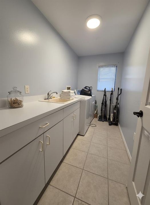 Под контрактом: $305,000 (3 спален, 2 ванн, 1772 Квадратных фут)