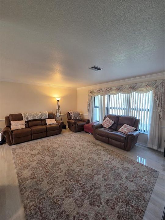 Под контрактом: $305,000 (3 спален, 2 ванн, 1772 Квадратных фут)