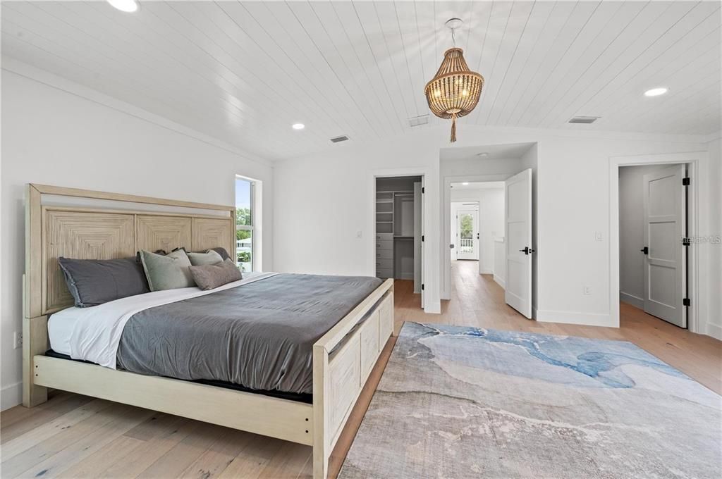 For Sale: $1,775,000 (5 beds, 2 baths, 3023 Square Feet)