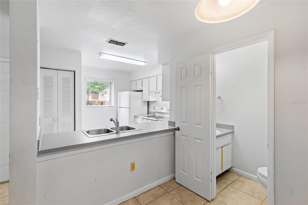 For Sale: $179,900 (2 beds, 2 baths, 1094 Square Feet)