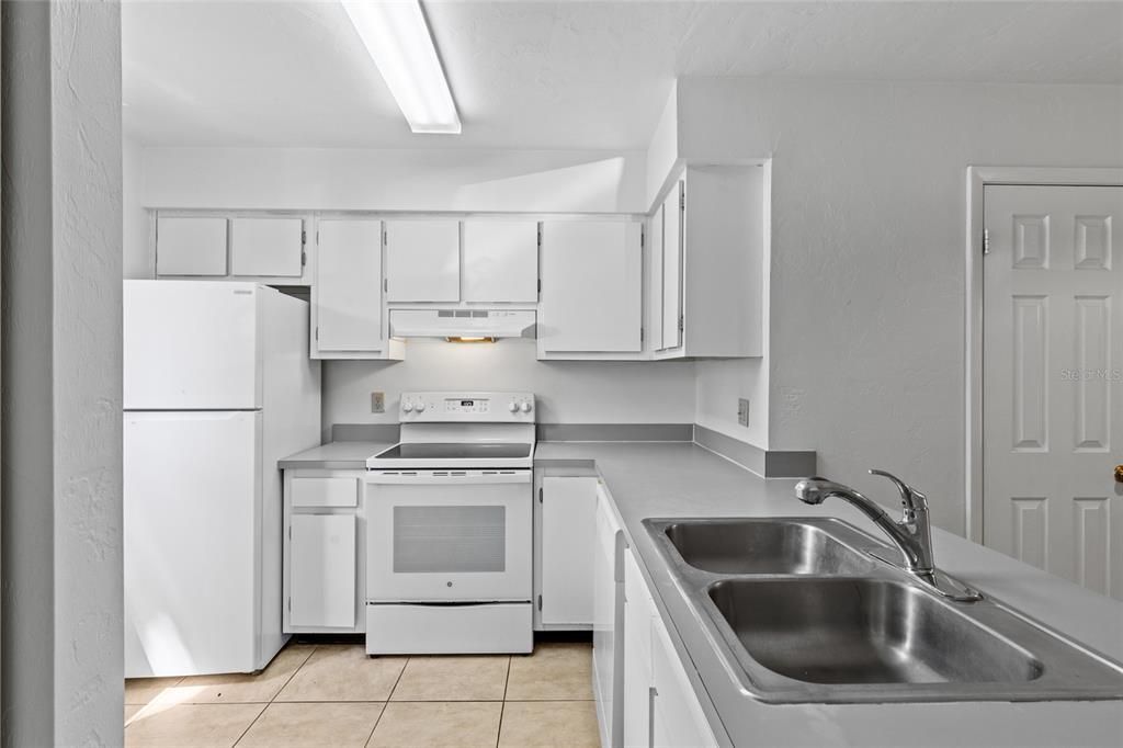 For Sale: $179,900 (2 beds, 2 baths, 1094 Square Feet)