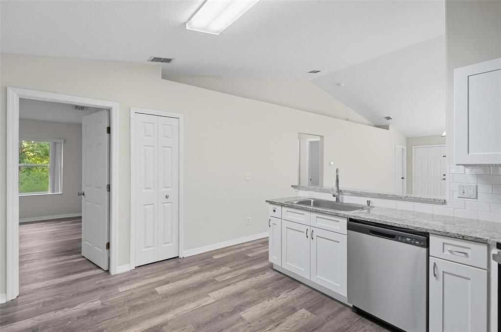 For Rent: $1,650 (3 beds, 2 baths, 1211 Square Feet)