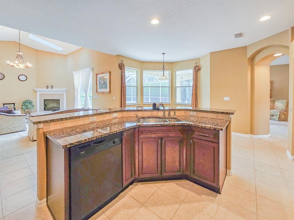 For Sale: $475,000 (4 beds, 3 baths, 2572 Square Feet)