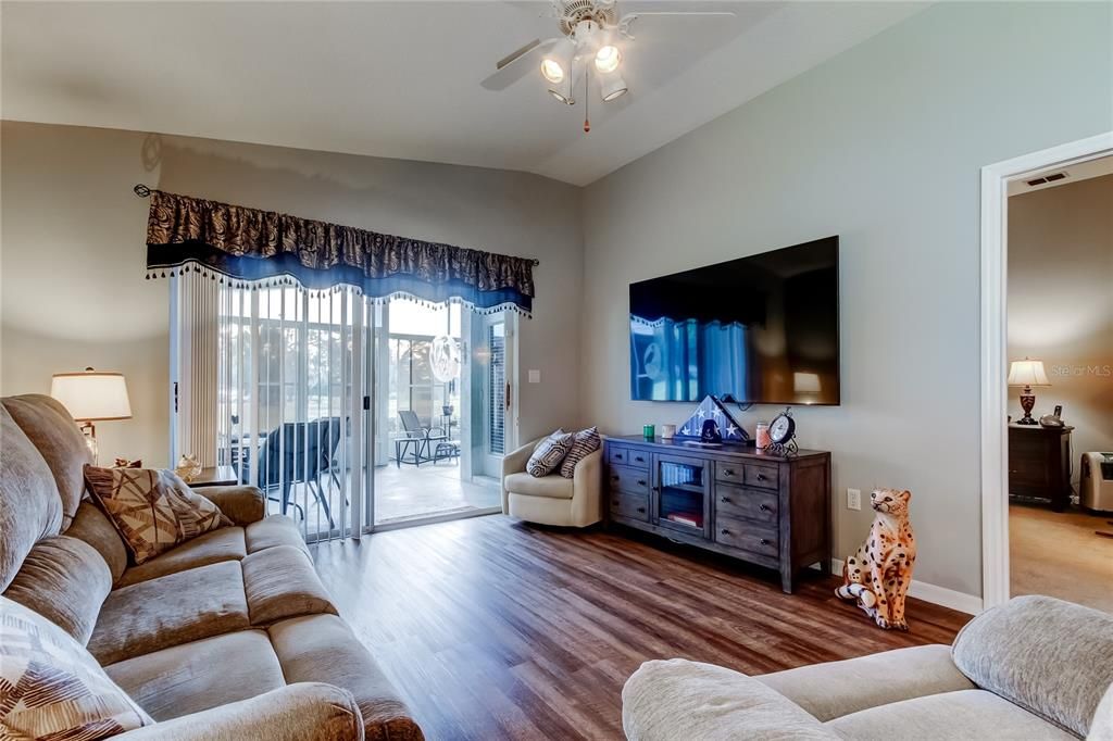 For Sale: $239,000 (2 beds, 2 baths, 1292 Square Feet)