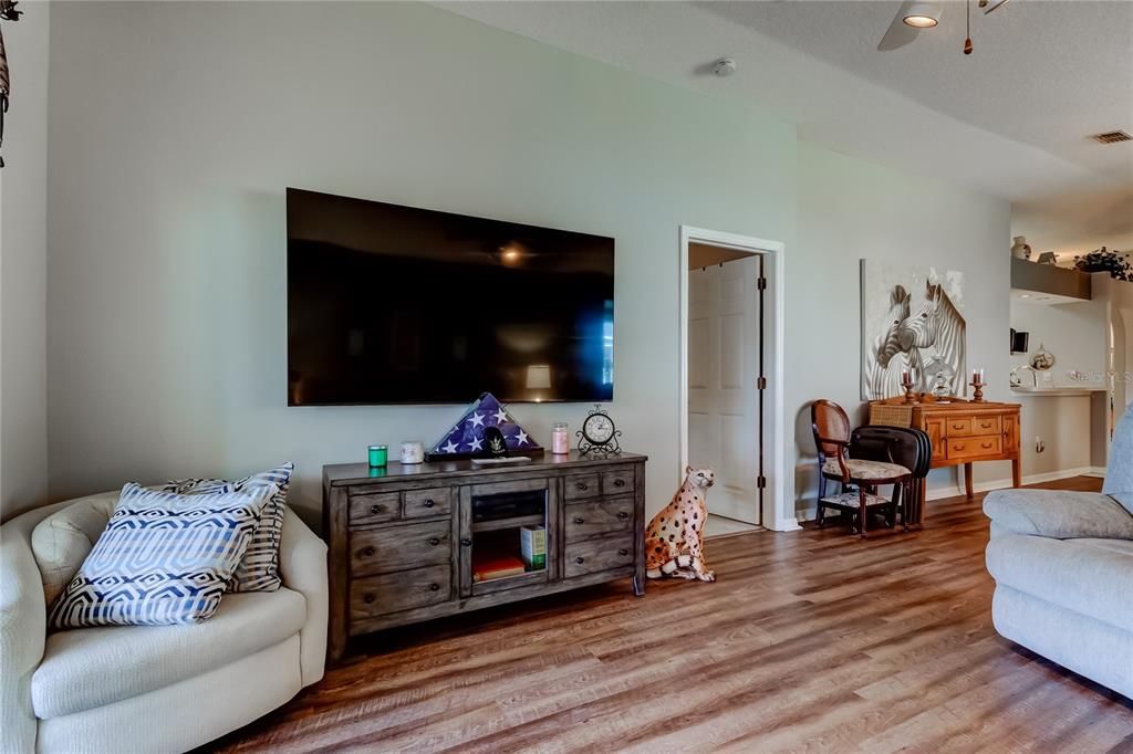 For Sale: $239,000 (2 beds, 2 baths, 1292 Square Feet)