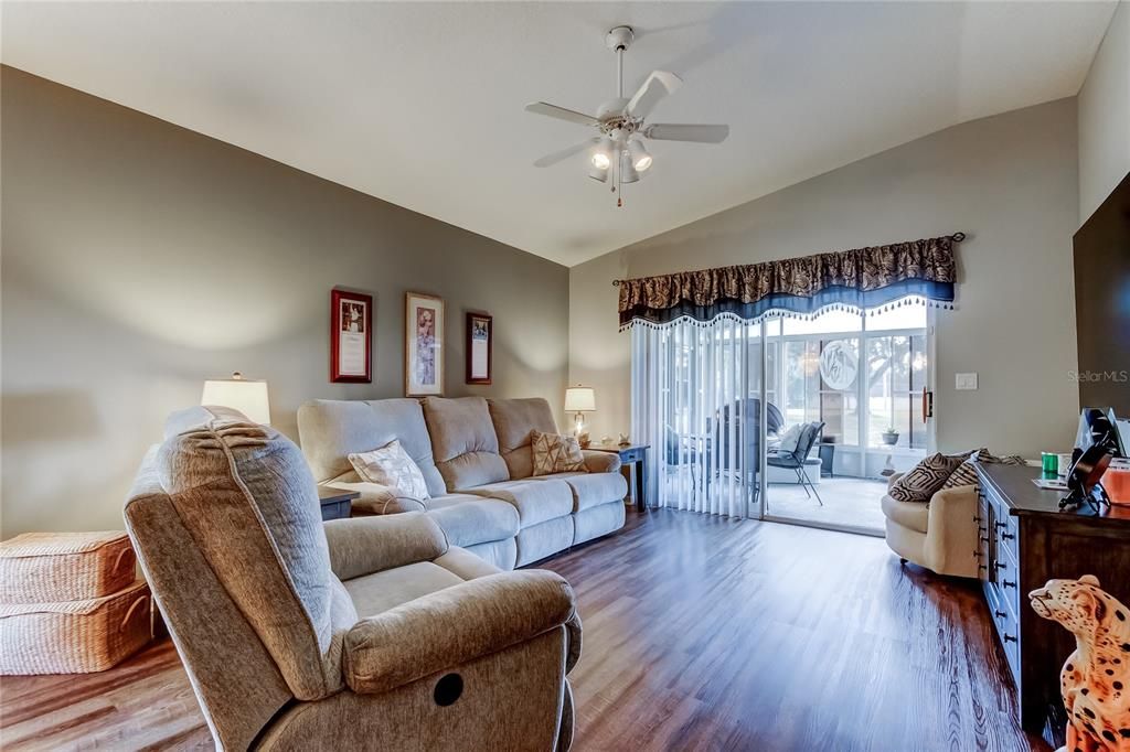 For Sale: $239,000 (2 beds, 2 baths, 1292 Square Feet)