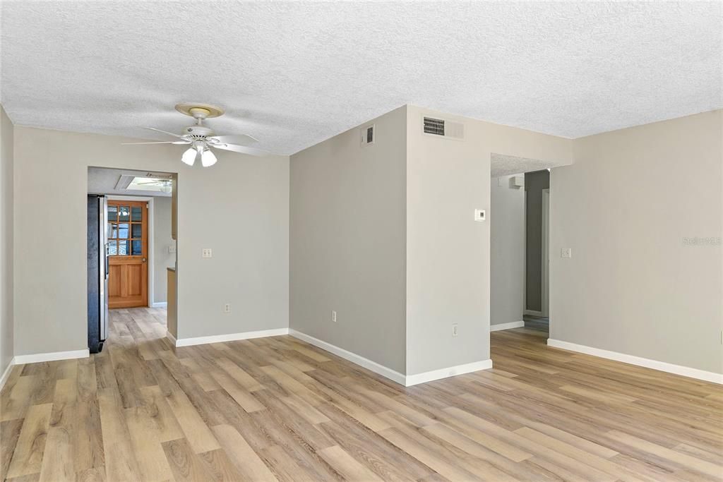 Под контрактом: $285,000 (2 спален, 2 ванн, 1142 Квадратных фут)