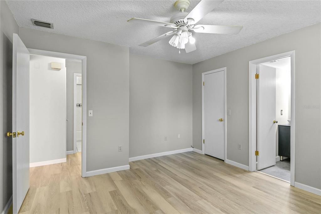 Под контрактом: $285,000 (2 спален, 2 ванн, 1142 Квадратных фут)