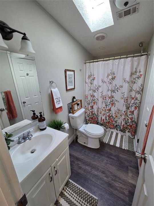 For Sale: $399,000 (5 beds, 3 baths, 2280 Square Feet)