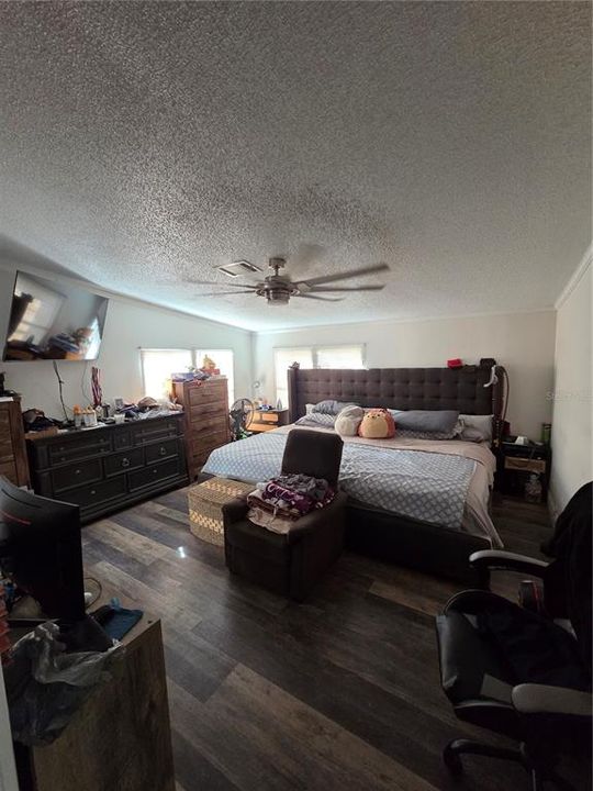 For Sale: $399,000 (5 beds, 3 baths, 2280 Square Feet)