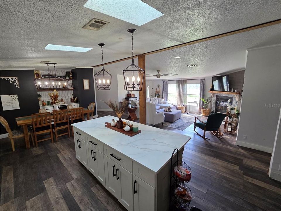 For Sale: $399,000 (5 beds, 3 baths, 2280 Square Feet)