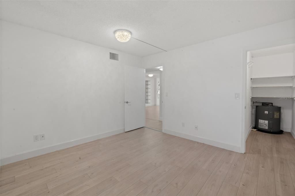 待售: $375,000 (1 贝兹, 1 浴室, 888 平方英尺)