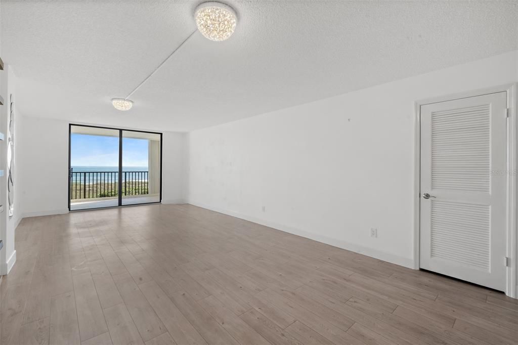 待售: $375,000 (1 贝兹, 1 浴室, 888 平方英尺)