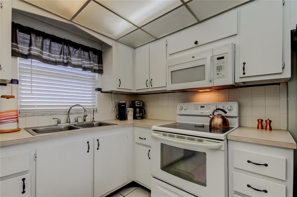 На продажу: $220,000 (2 спален, 2 ванн, 1050 Квадратных фут)