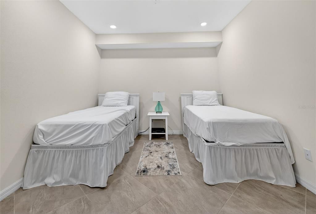 Active With Contract: $385,000 (2 beds, 2 baths, 1329 Square Feet)