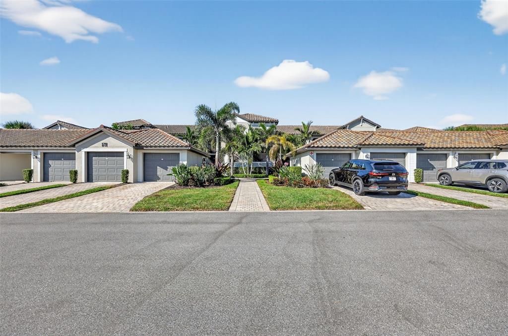 Active With Contract: $385,000 (2 beds, 2 baths, 1329 Square Feet)