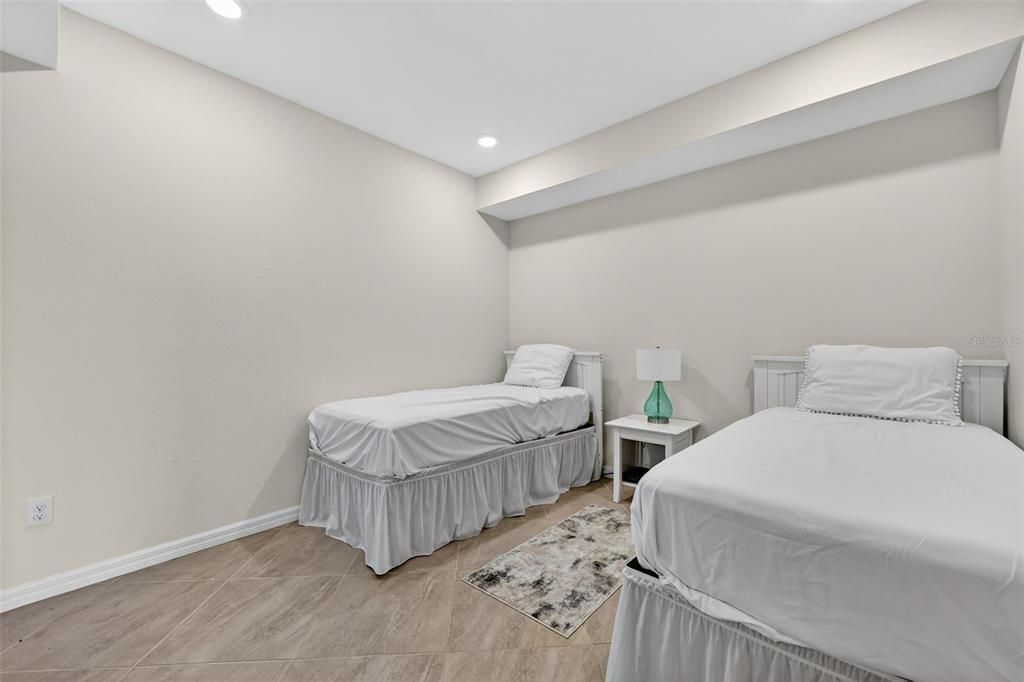 Active With Contract: $385,000 (2 beds, 2 baths, 1329 Square Feet)