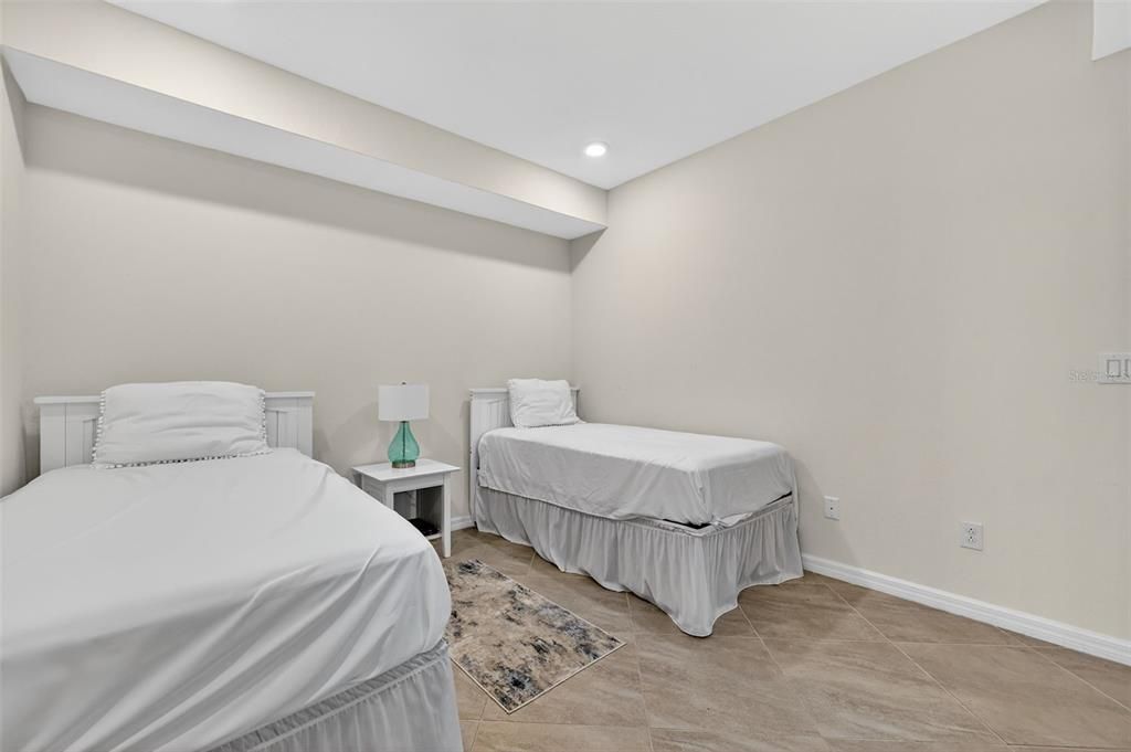 Active With Contract: $385,000 (2 beds, 2 baths, 1329 Square Feet)