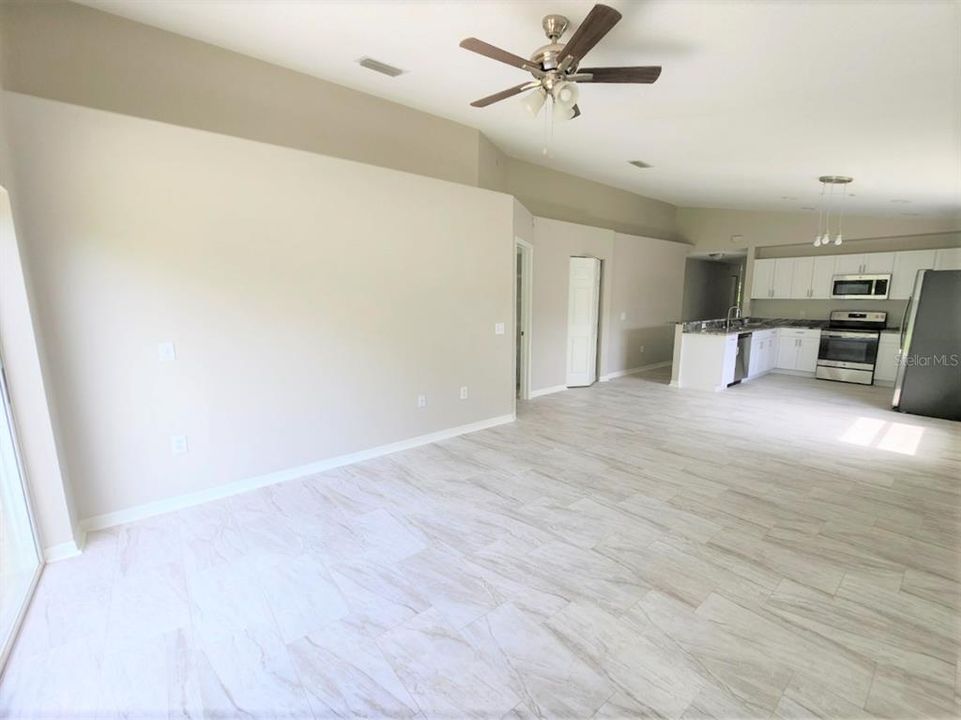 For Rent: $2,000 (4 beds, 2 baths, 1636 Square Feet)