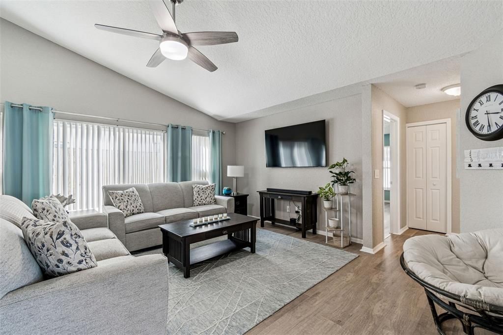 Под контрактом: $585,000 (4 спален, 3 ванн, 2078 Квадратных фут)