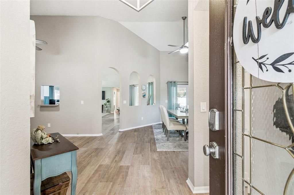 Под контрактом: $585,000 (4 спален, 3 ванн, 2078 Квадратных фут)