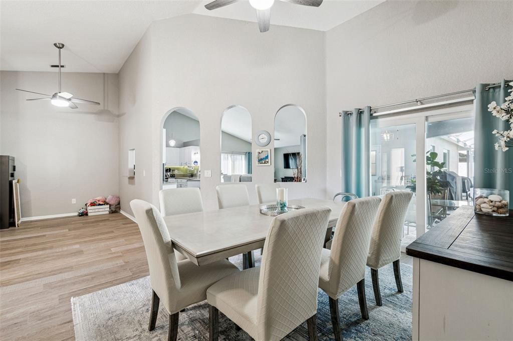 Под контрактом: $585,000 (4 спален, 3 ванн, 2078 Квадратных фут)