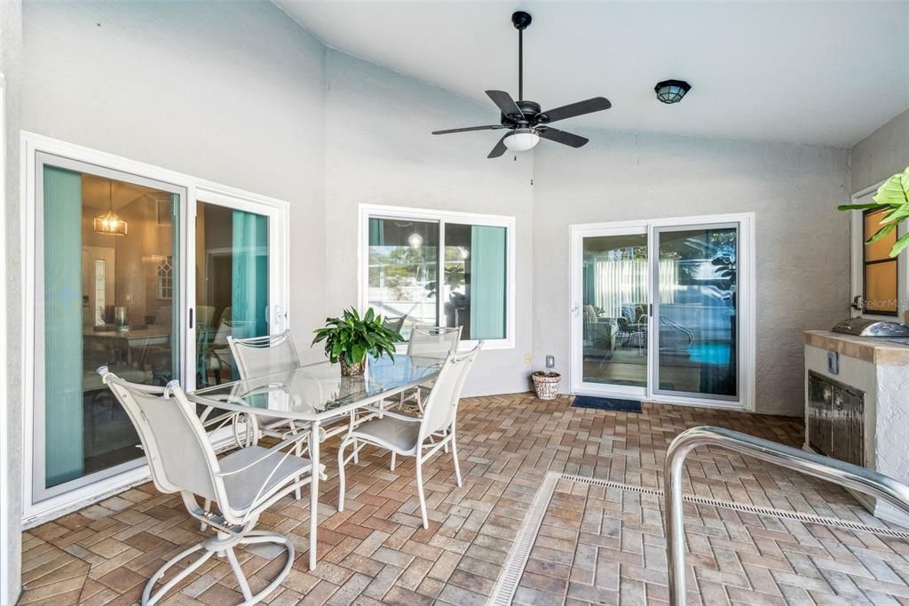 Под контрактом: $585,000 (4 спален, 3 ванн, 2078 Квадратных фут)