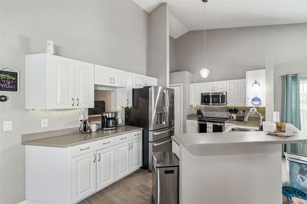 Под контрактом: $585,000 (4 спален, 3 ванн, 2078 Квадратных фут)