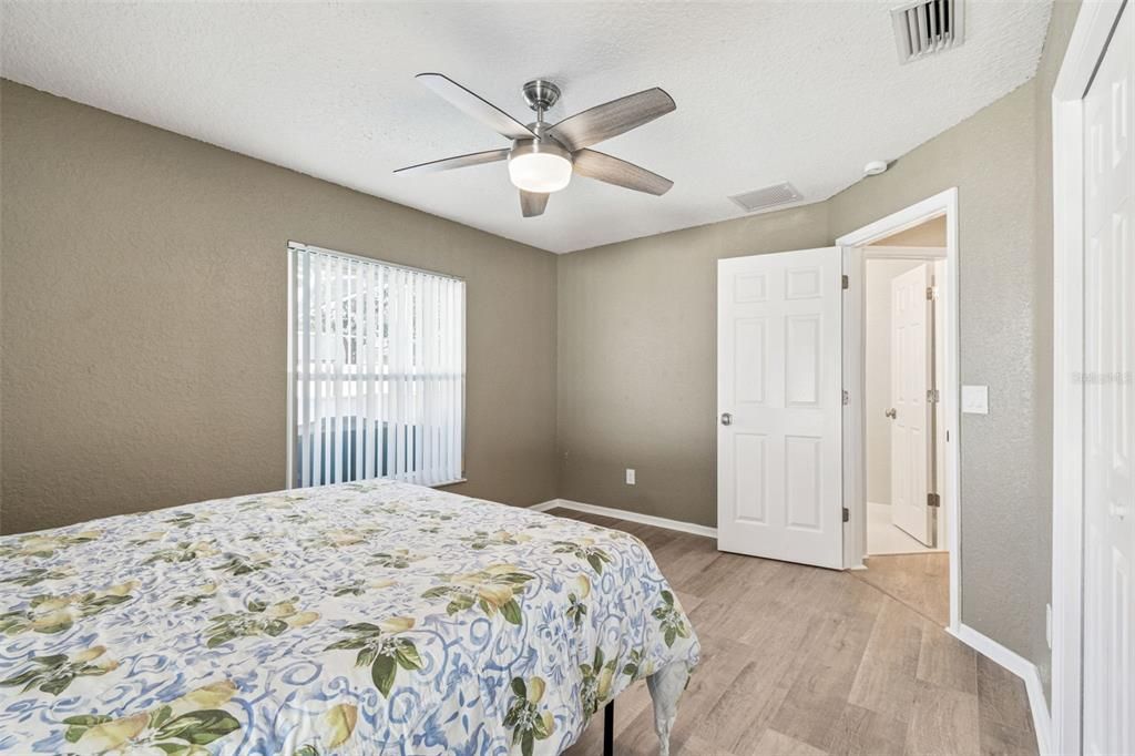 Под контрактом: $585,000 (4 спален, 3 ванн, 2078 Квадратных фут)