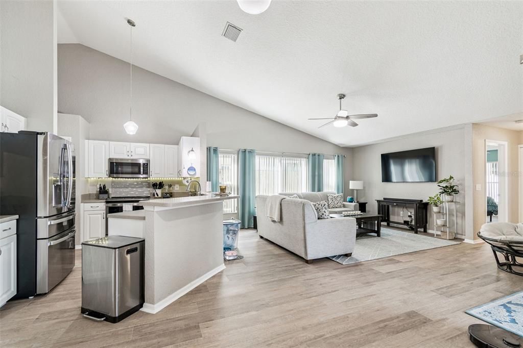 Под контрактом: $585,000 (4 спален, 3 ванн, 2078 Квадратных фут)