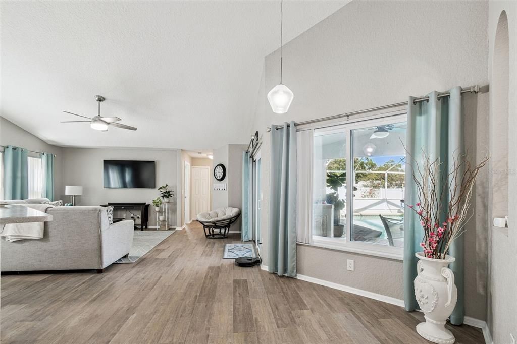 Под контрактом: $585,000 (4 спален, 3 ванн, 2078 Квадратных фут)