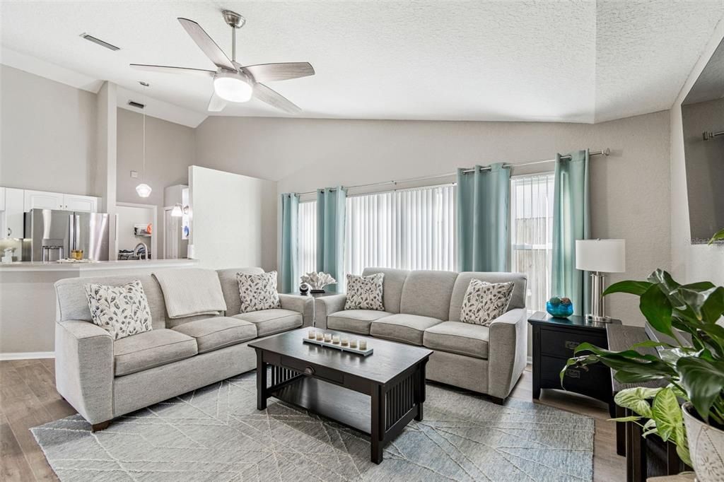 Под контрактом: $585,000 (4 спален, 3 ванн, 2078 Квадратных фут)