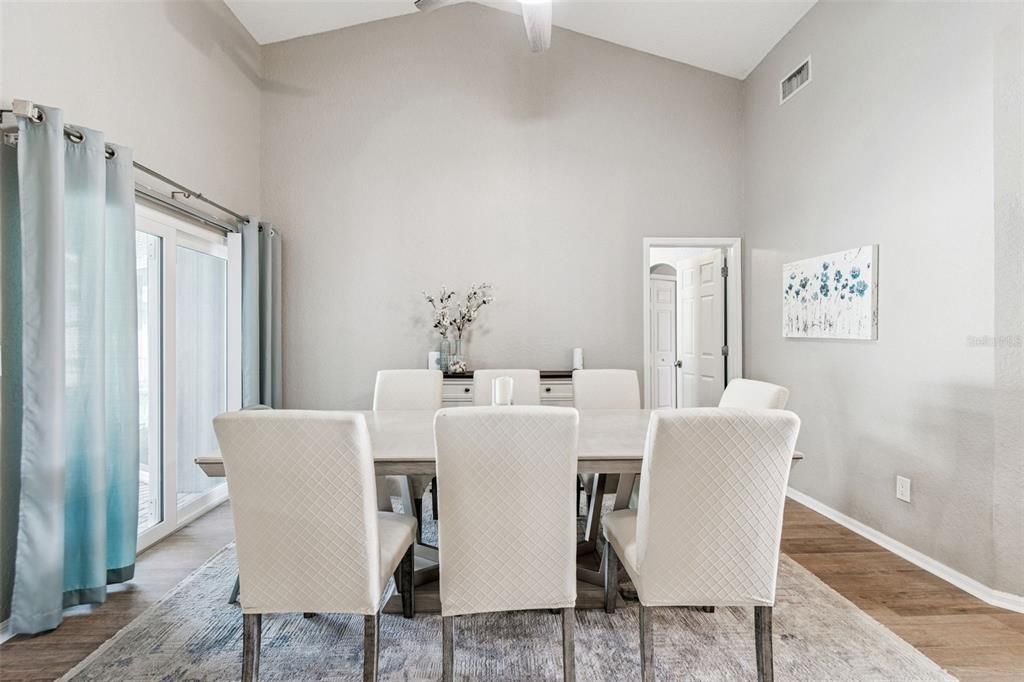 Под контрактом: $585,000 (4 спален, 3 ванн, 2078 Квадратных фут)