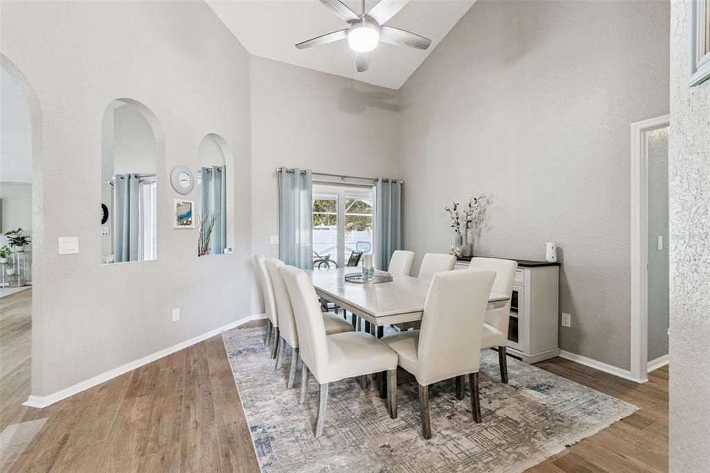 Под контрактом: $585,000 (4 спален, 3 ванн, 2078 Квадратных фут)