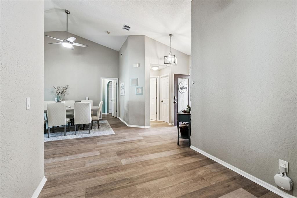 Под контрактом: $585,000 (4 спален, 3 ванн, 2078 Квадратных фут)