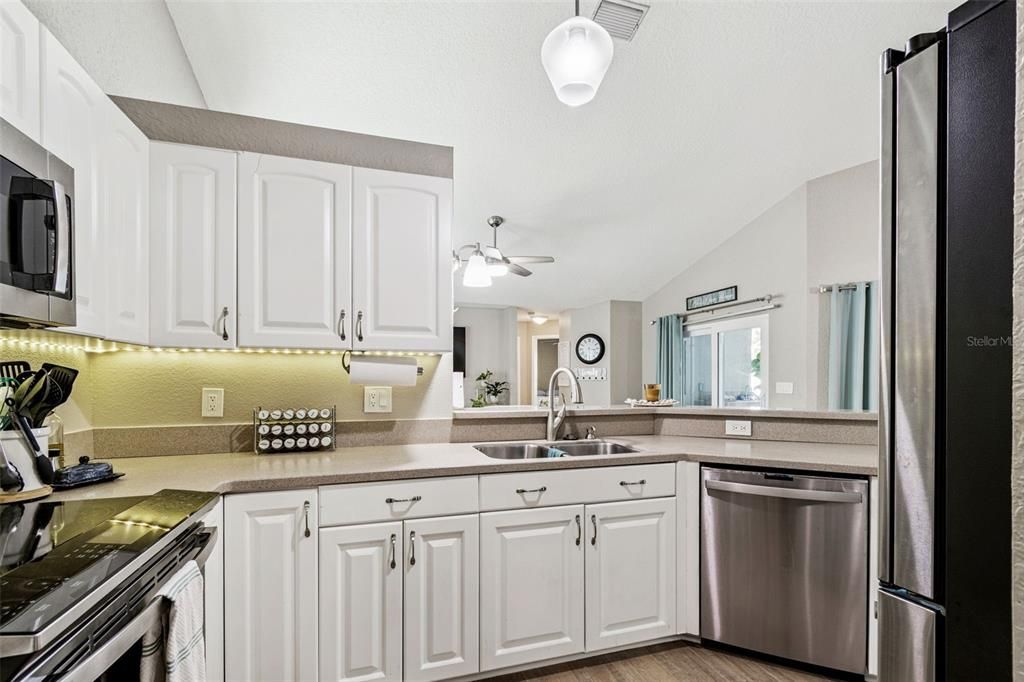 Под контрактом: $585,000 (4 спален, 3 ванн, 2078 Квадратных фут)