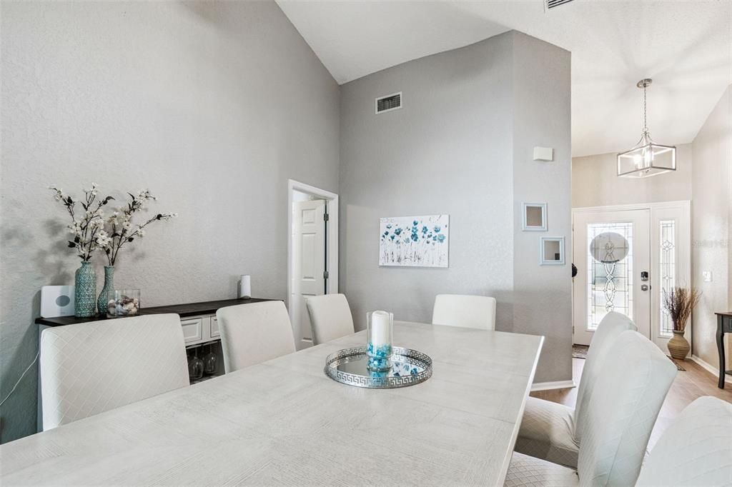 Под контрактом: $585,000 (4 спален, 3 ванн, 2078 Квадратных фут)