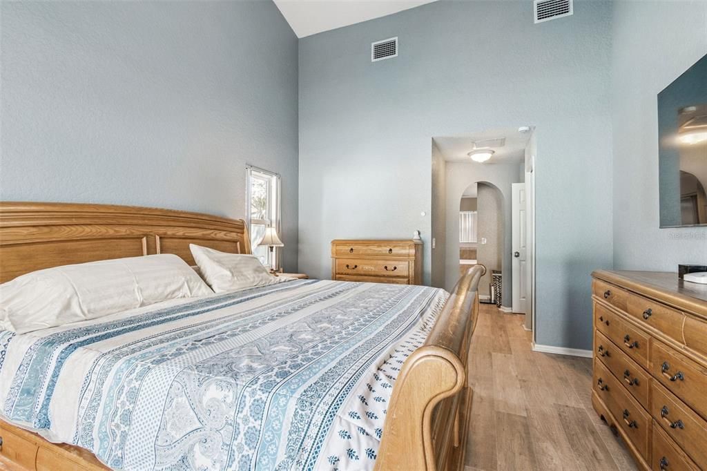 Под контрактом: $585,000 (4 спален, 3 ванн, 2078 Квадратных фут)