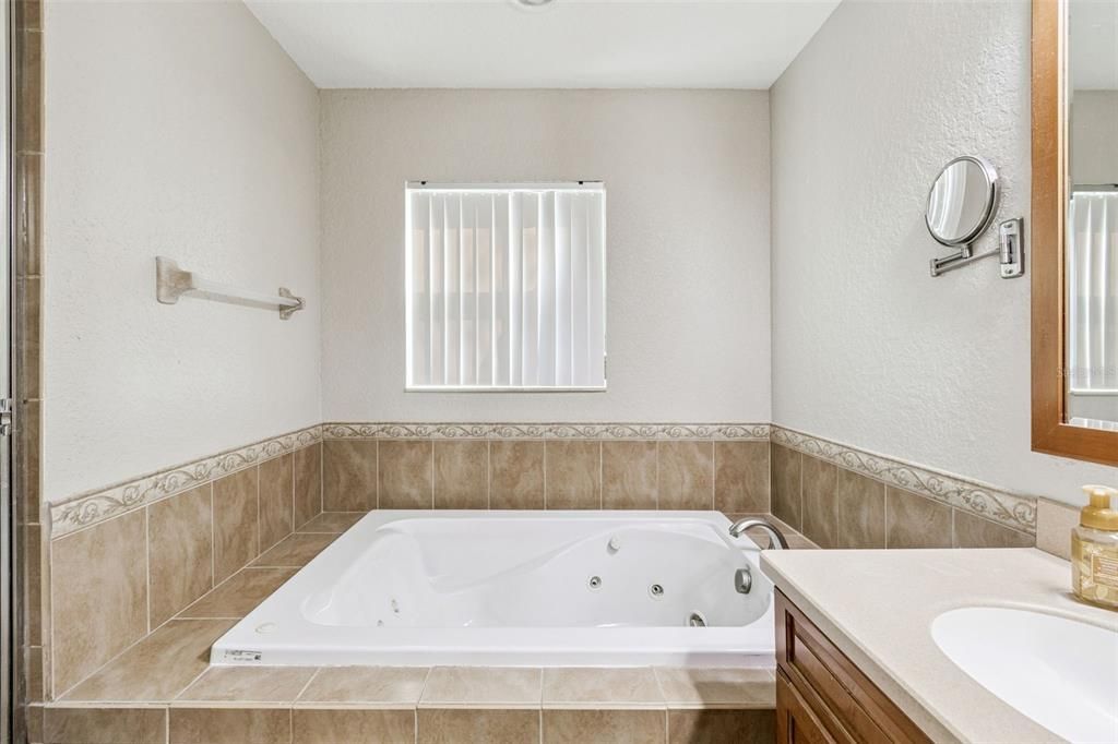 Под контрактом: $585,000 (4 спален, 3 ванн, 2078 Квадратных фут)