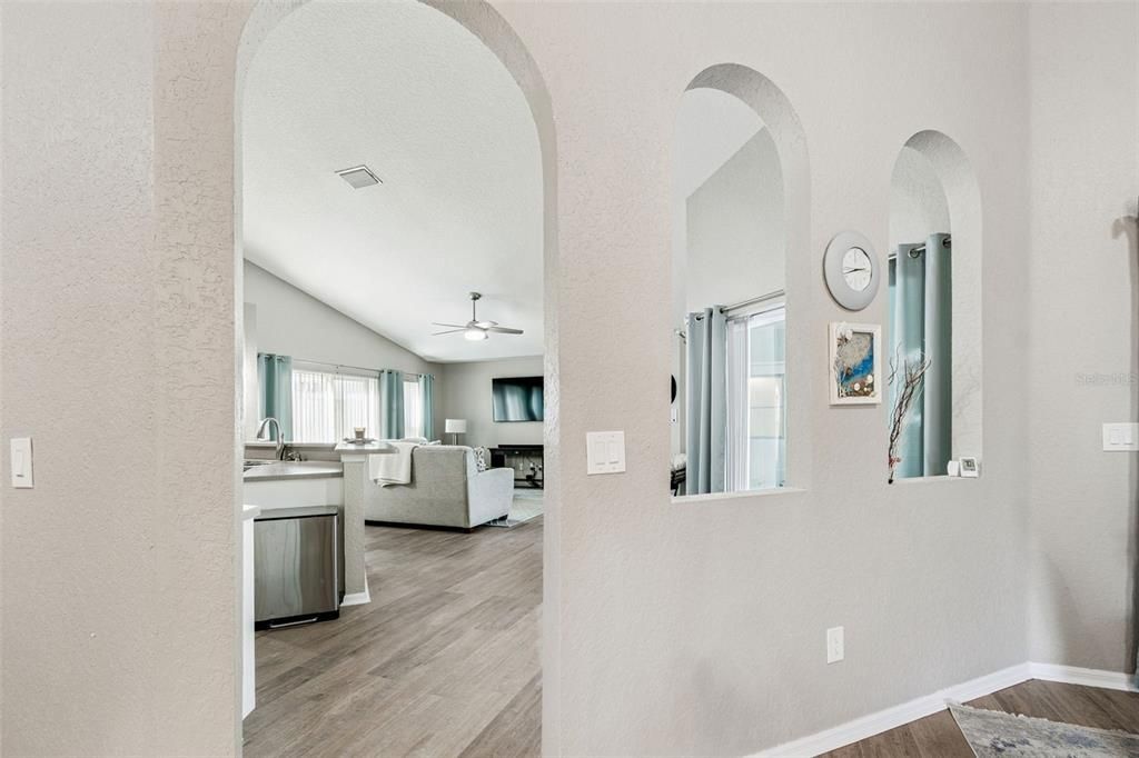 Под контрактом: $585,000 (4 спален, 3 ванн, 2078 Квадратных фут)