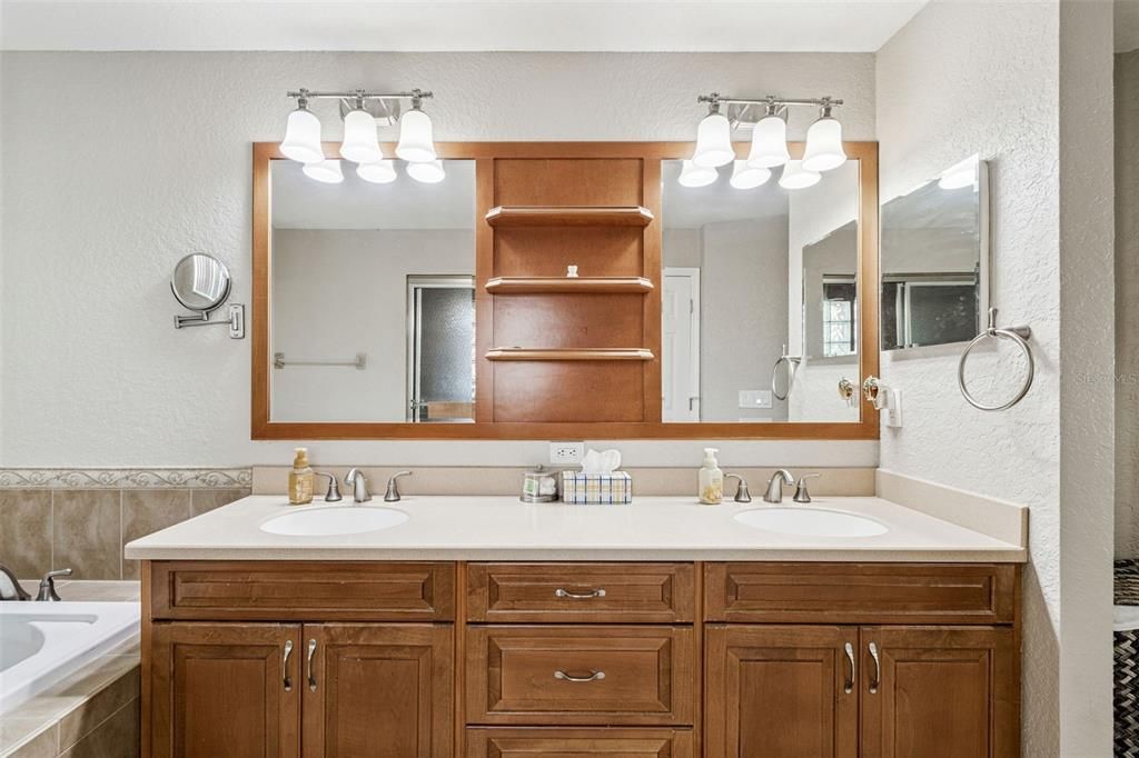 Под контрактом: $585,000 (4 спален, 3 ванн, 2078 Квадратных фут)